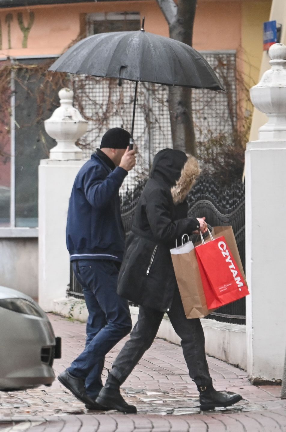 Kinga Duda "przyłapana" z ochroniarzem. Chodził za nią z parasolem