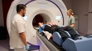 Śledzi guza i "unicestwia" go precyzyjną dawką promieniowania. Nowoczesny system radioterapii w lubelskim szpitalu. Zdjęcia