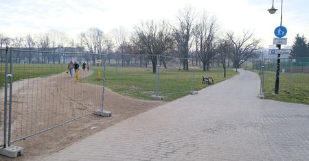 Błonia pod Zamkiem już otoczone płotem. Teren jest już oficjalne placem budowy, ale jeszcze można przez niego przejść