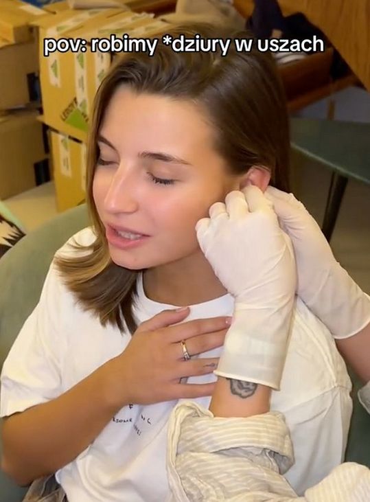 Julia Wieniawa przekłuwa uszy w domowych warunkach