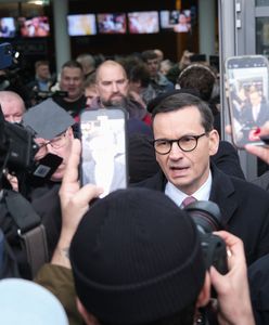 Morawiecki odbił się od drzwi. Nietypowe sceny pod TVP