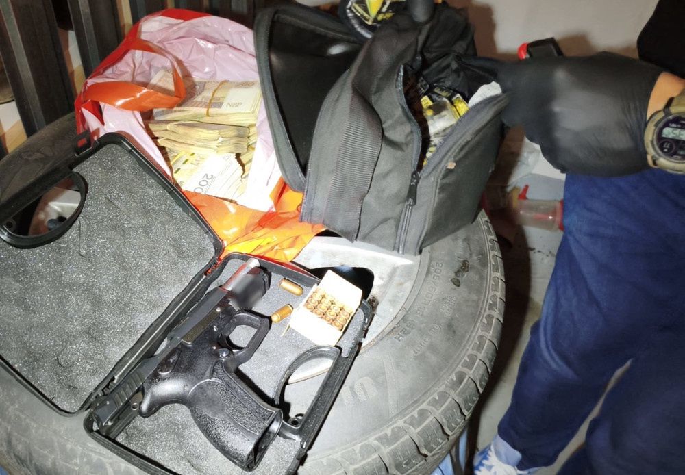 Policjanci przechwycili ponad 3 kg narkotyków, broń bez zezwolenia i prawie milion złotych