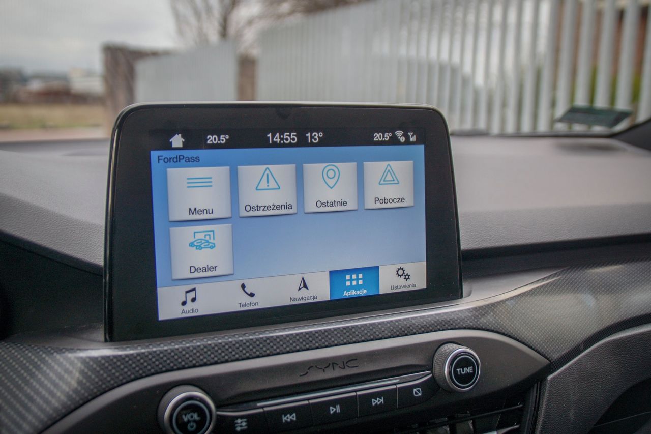 Interfejs FordPass na ekranie samochodu jest prosty i czytelny.