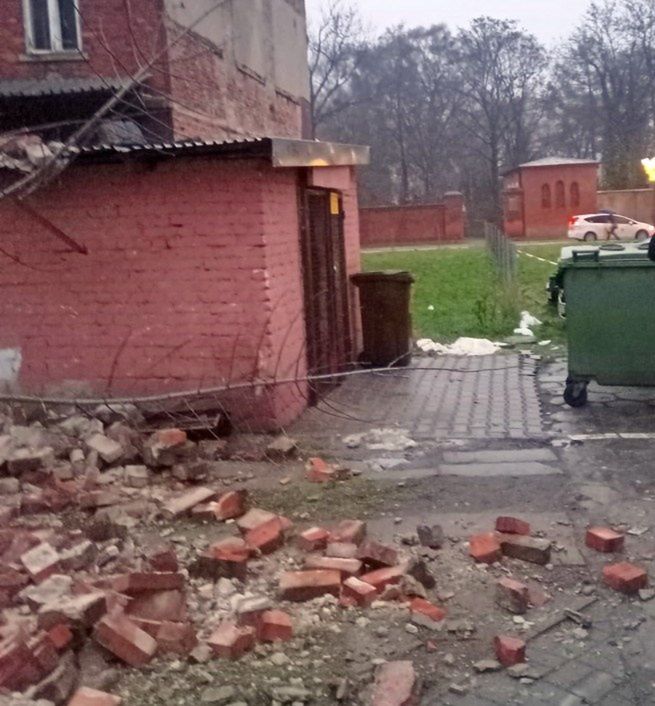 Ceglany mur znajdujący się na prywatnej posesji przy Młynarskiej 33 w Warszawie runął na parking sąsiedniej posesji.