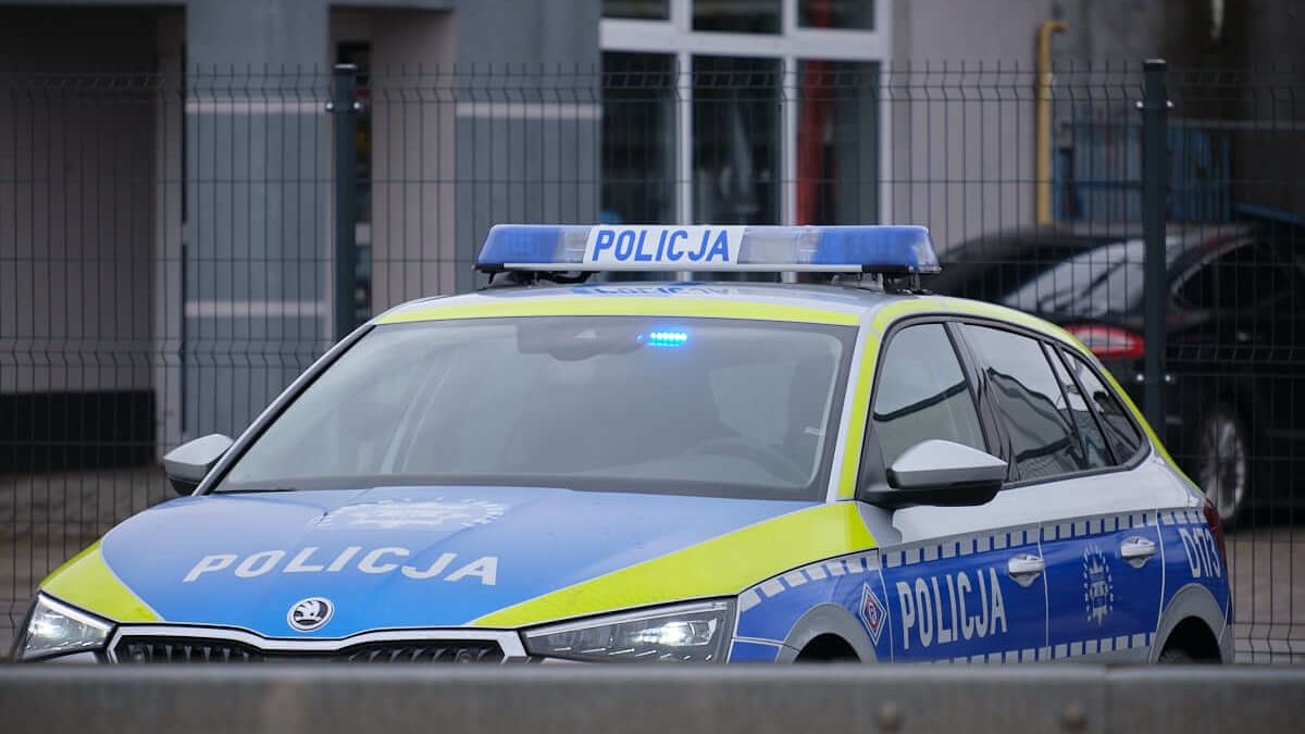 Policyjny radiowóz na sygnale