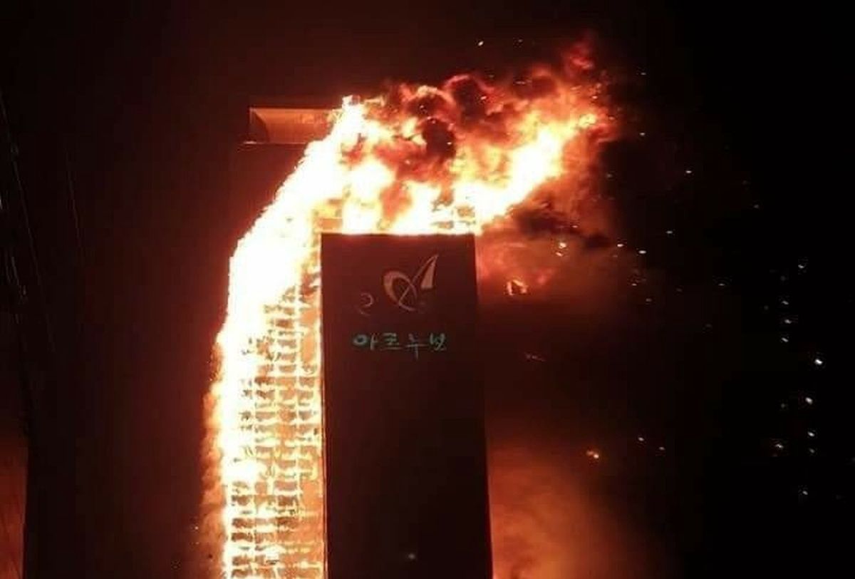 Potężny pożar. 33-piętrowy wieżowiec cały w ogniu. Zdjęcia i filmy porażają
