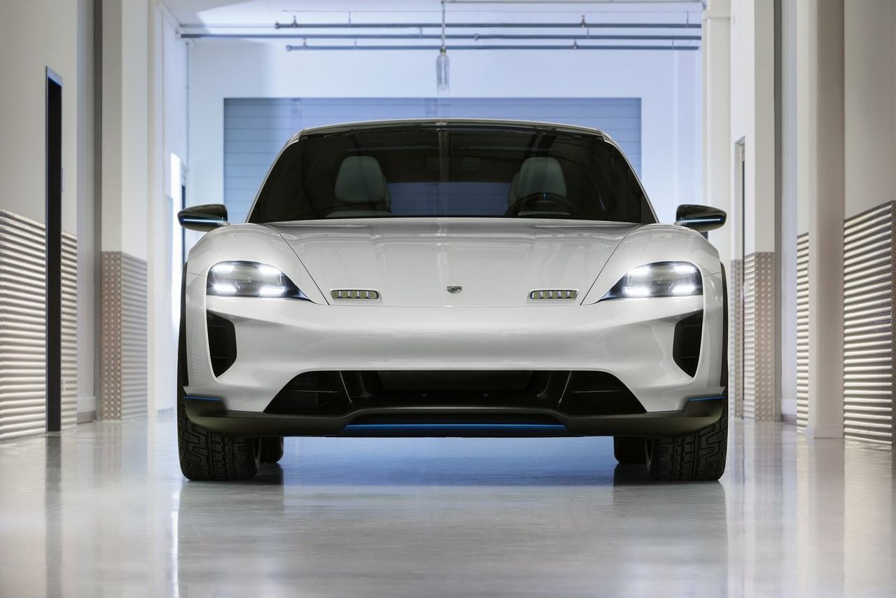 Porsche Mission E Cross Turismo: ni to crossover, ni to hatchback. To sportowy CUV