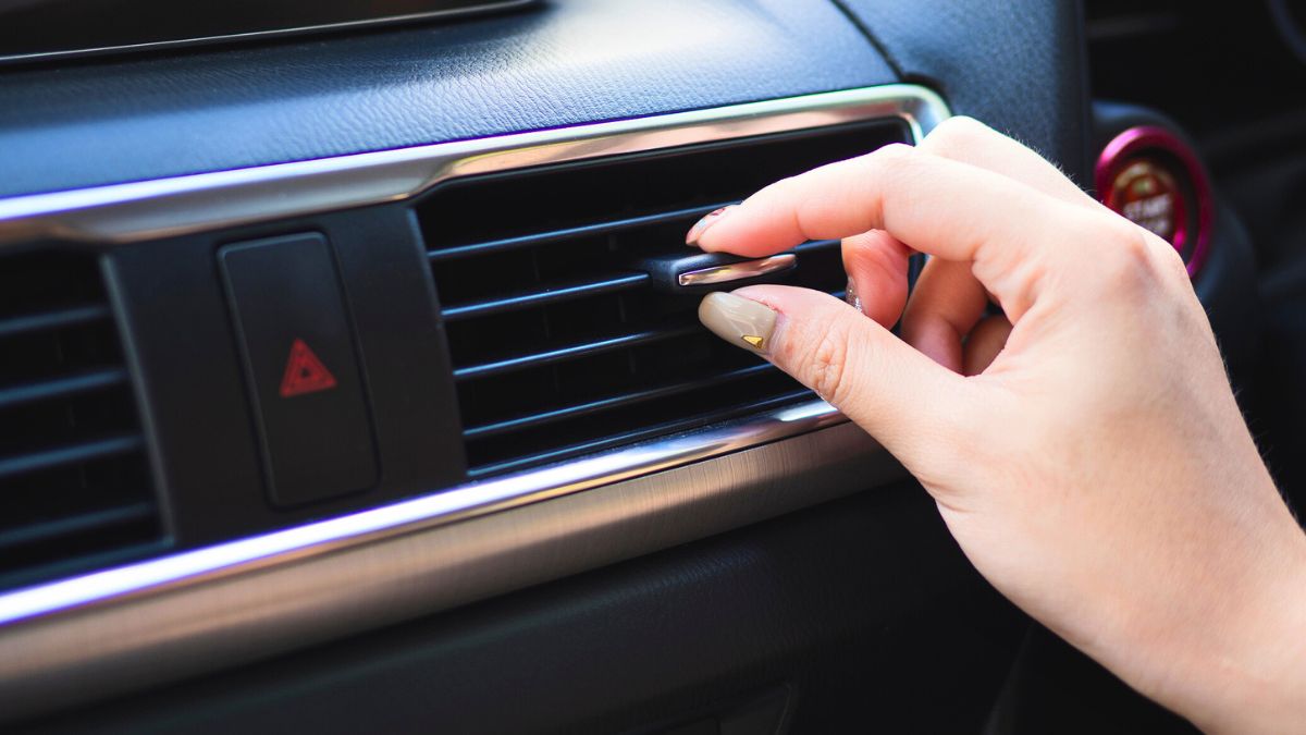 Kobieta reguluje nawiew w aucie