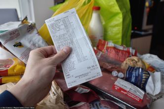 Obniżka VAT nie pomoże? Opcja "atomowa" jest na stole. Ekonomista ostrzega: mogą wrócić kartki