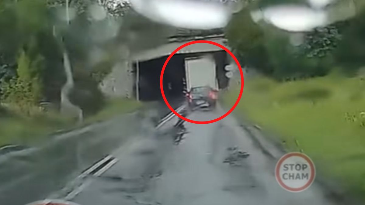 Ciężarówka wjechała pod wiadukt. Oto finał.
