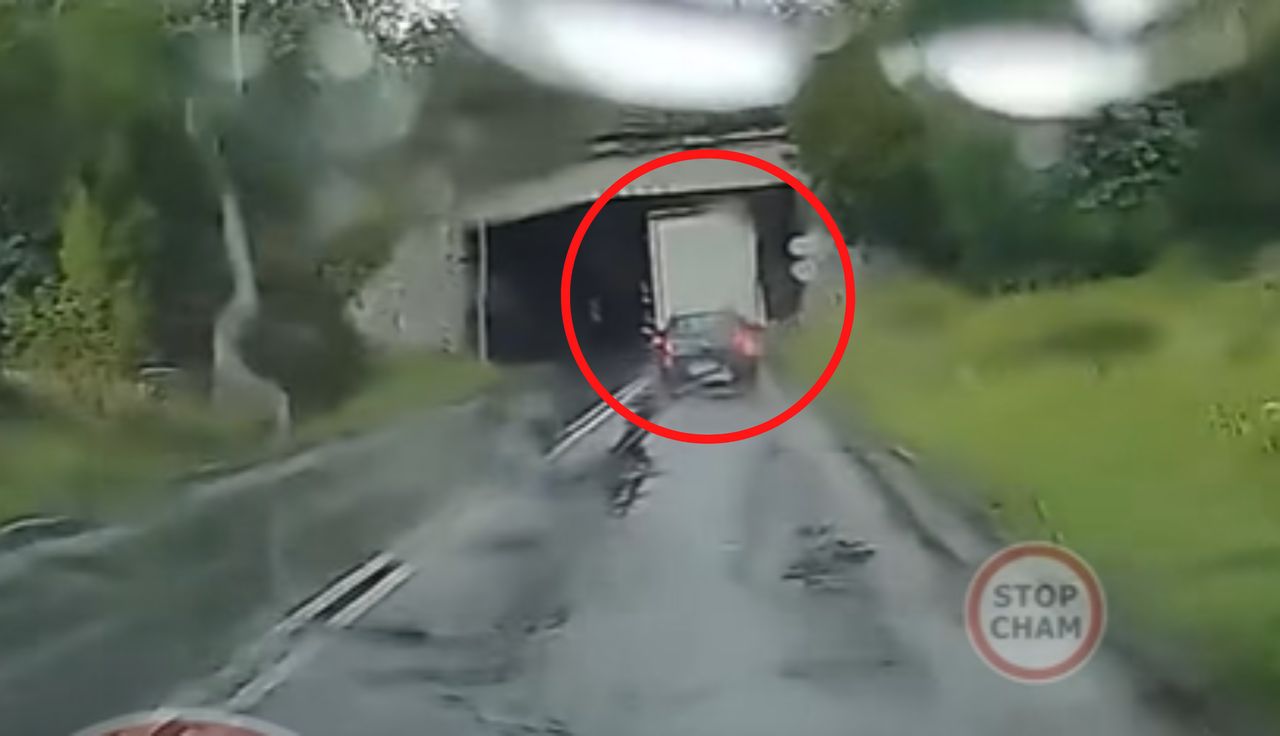 Ciężarówka pod wiaduktem. I nagle huk. Wszystko się nagrało
