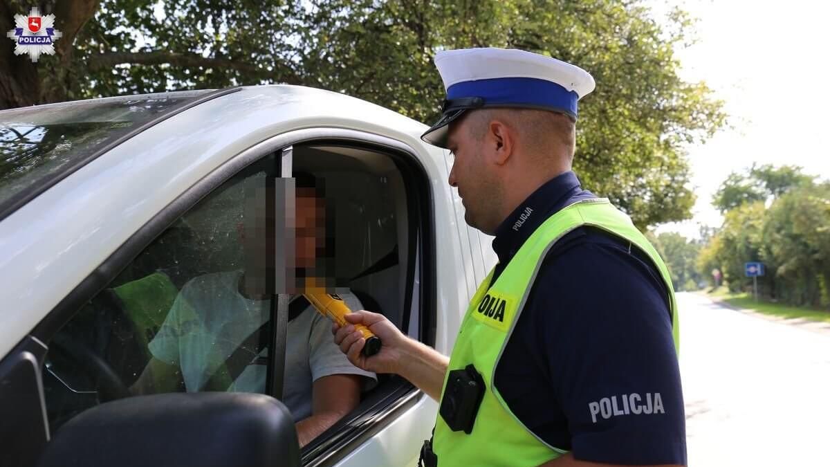 policjant, kierowca, kontrola trzeźwości