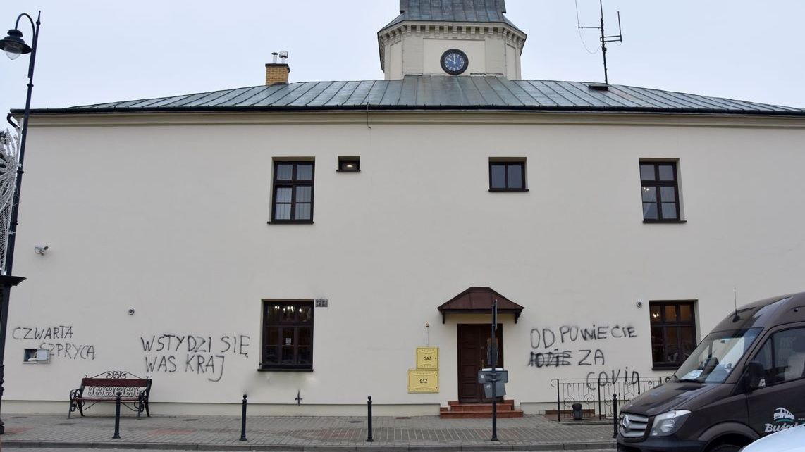 Wulgarne napisy na sędziszowskim ratuszu 