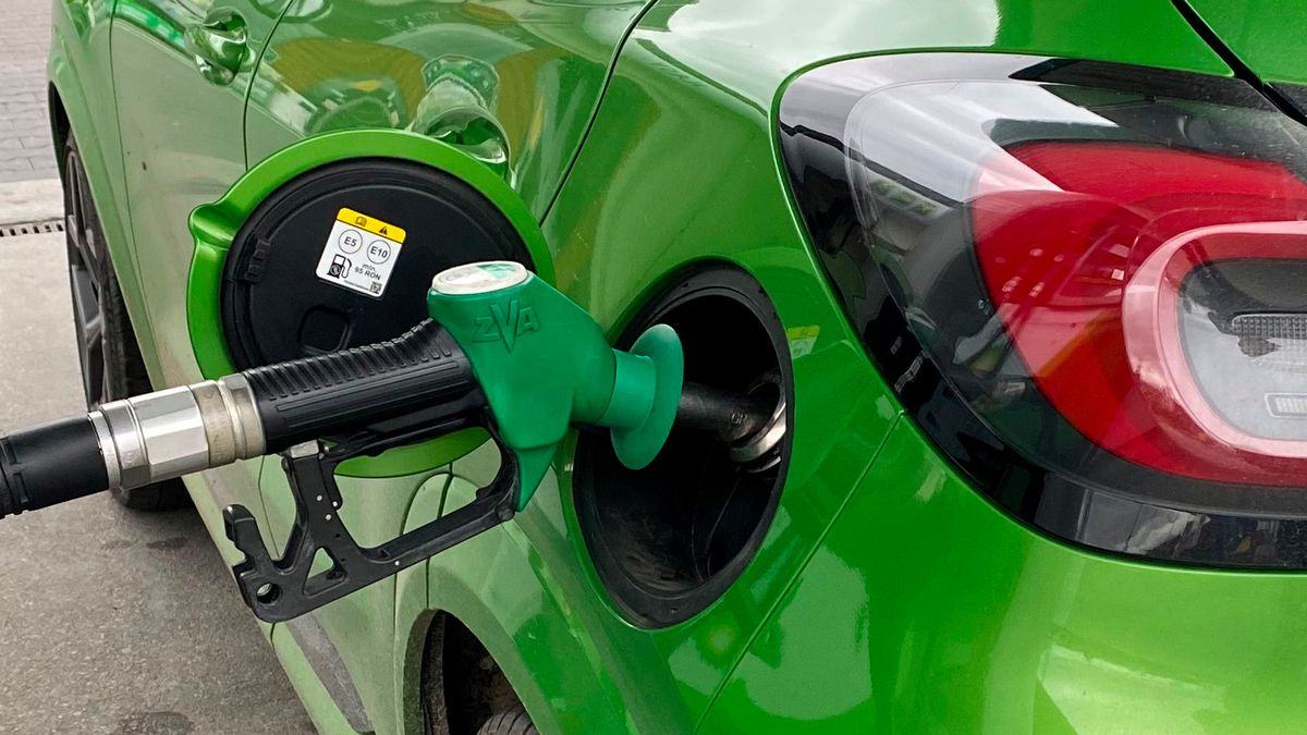 Auto może być "zielone", jeśli będzie można tankować "zielone" paliwo. Taką koncepcję mają Niemcy