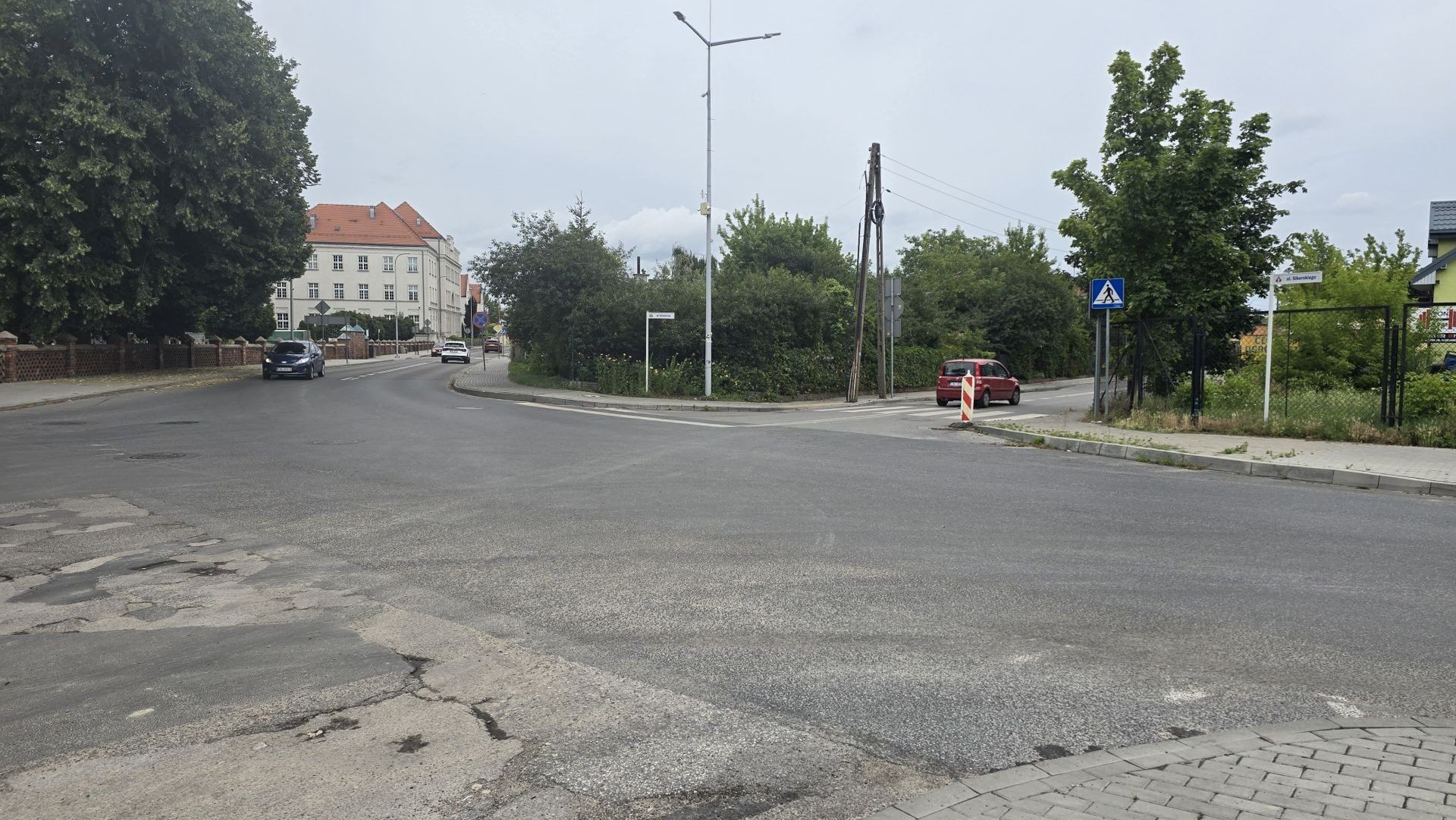Nowe rondo w Aleksandrowie Kujawskim poprawi bezpieczeństwo przy cmentarzu.  