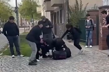 Niemcy wstrząśnięci. Brutalny atak przed szkołą. Polacy zatrzymani