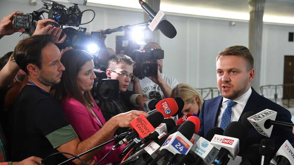 Warszawa, 28.07.2023. Wiceminister klimatu i środowiska Jacek Ozdoba (P) podczas konferencji prasowej posłów KO nt. wniosku do prokturatury w jego sprawie, 28 bm. w Sejmie w Warszawie. (jm) PAP/Radek Pietruszka