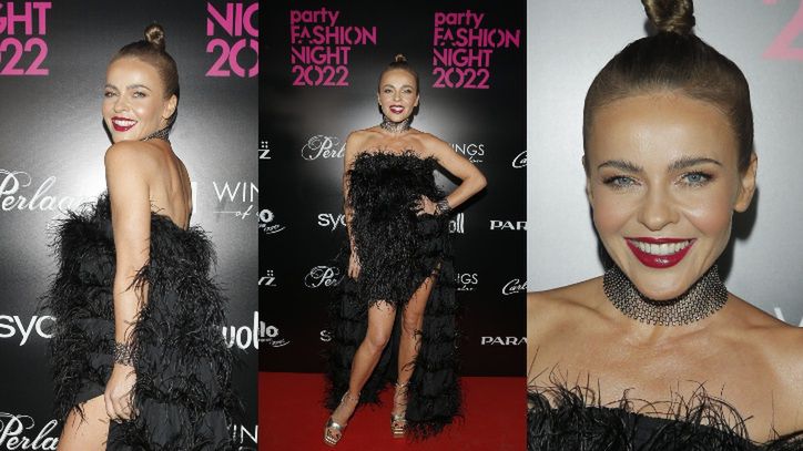 Figlarna Edyta Herbuś gra nogą w pierzastej kreacji na modowej imprezie