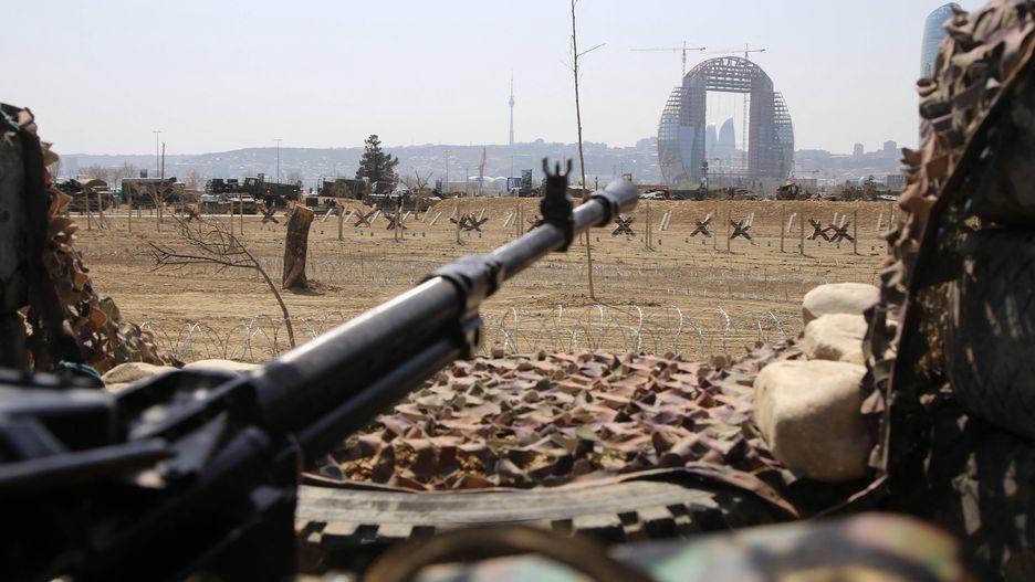 Broń i pojazdy opancerzone przechwycone przez armeńską armię podczas wojny karabaskiej, w Baku, Azerbejdżan, 13 kwietnia 2021 r.