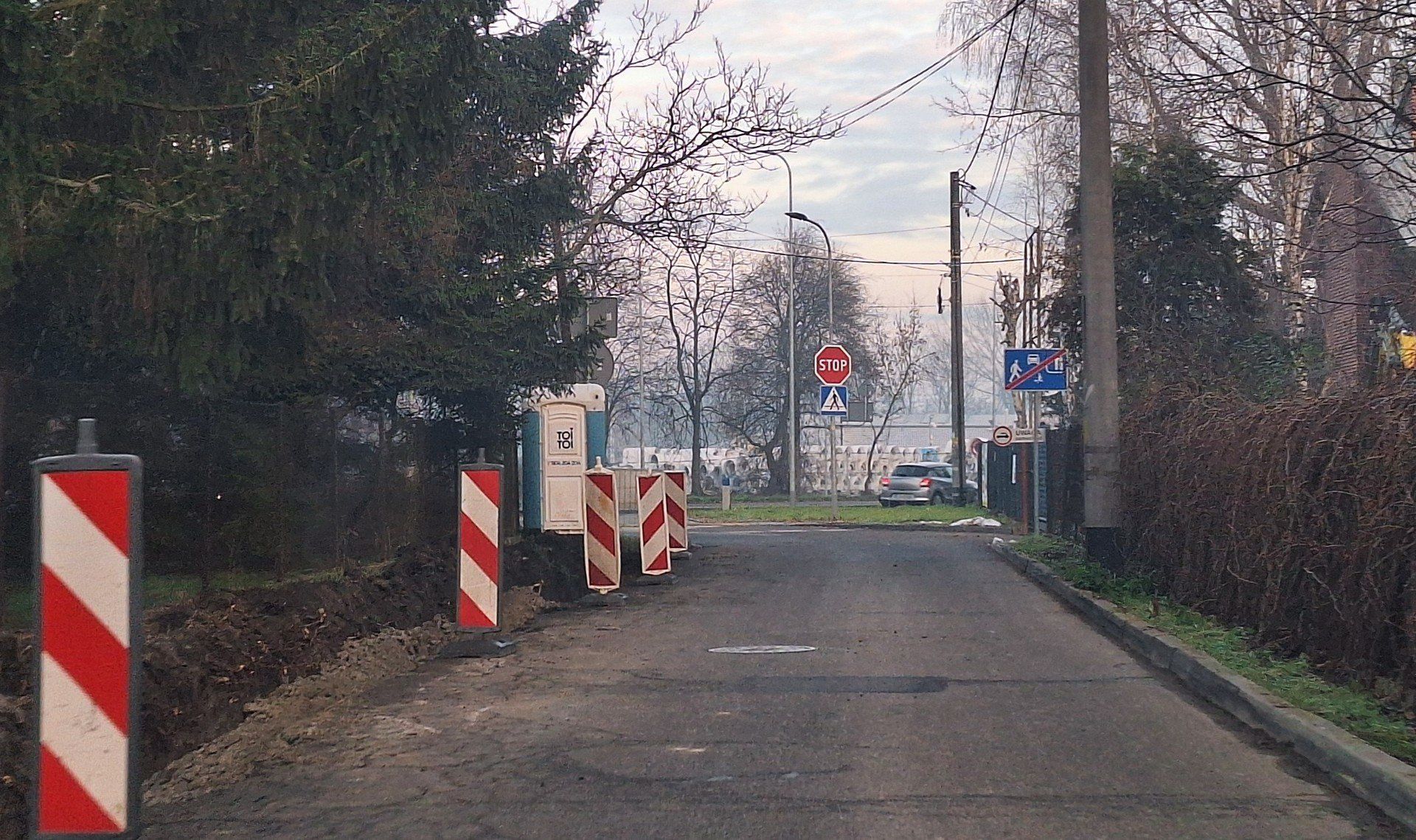 Ulica Ostrogskich na 60-metrowym odcinku ma zostać poszerzona o znajdujący się obok niej pas zieleni, na którym rósł do tej pory żywopłot. Prace już się rozpoczęły