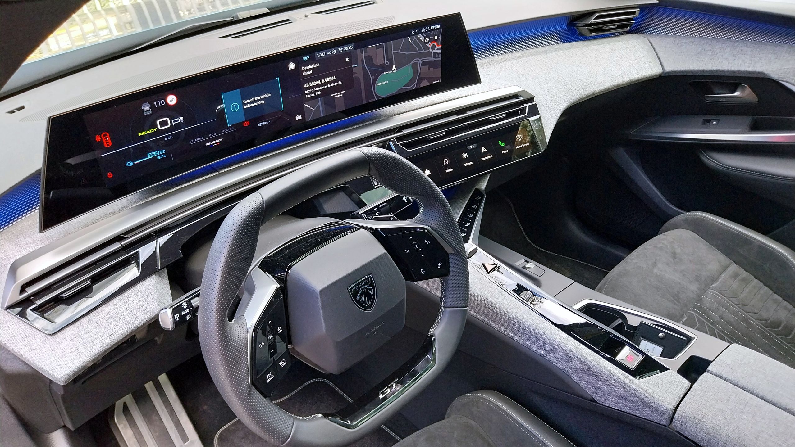 Peugeot E-3008. Potężny ekran robi wrażenie. I jest całkiem praktyczny