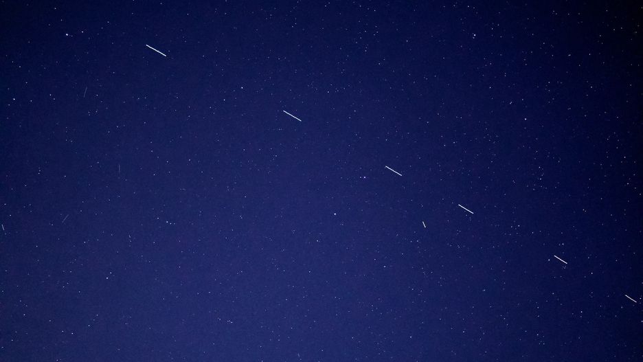 Satelity Starlink na niebie
