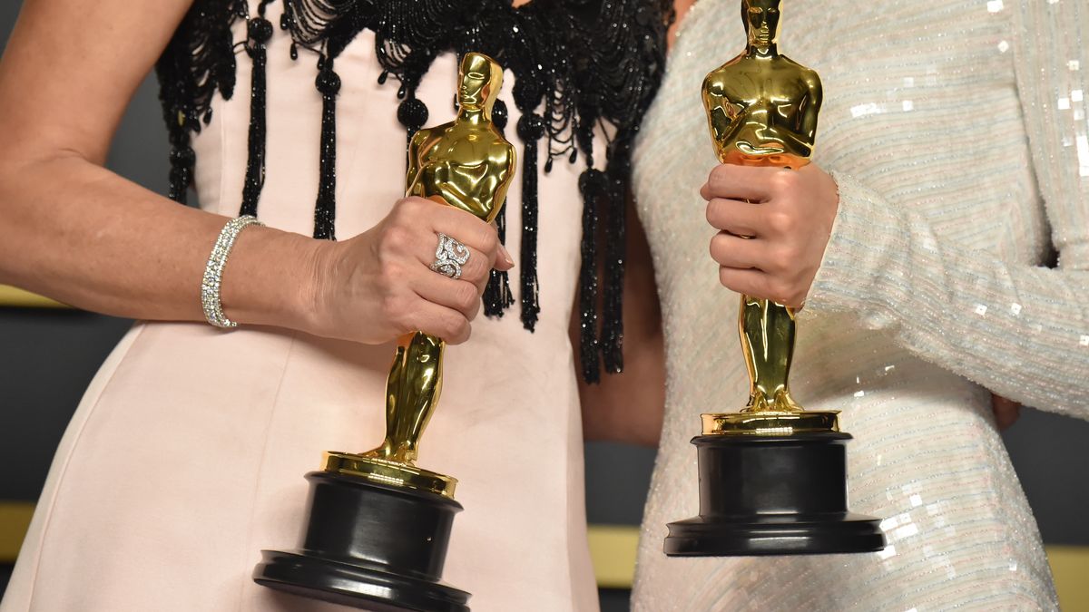 Figurka Oscara, pokryta 24-karatowym cienkim złotem, jest warta mniej, niż można byłoby zakładać. Na zdjęciu: Oscary w rękach aktorek Laury Dern i Renée Zellweger w 2020 r.