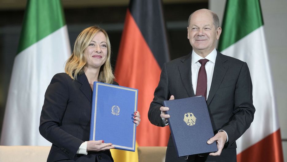 Kanclerz Niemiec Olaf Scholz (z prawej) i premier Włoch Giorgia Meloni pokazują podpisany "plan działania"