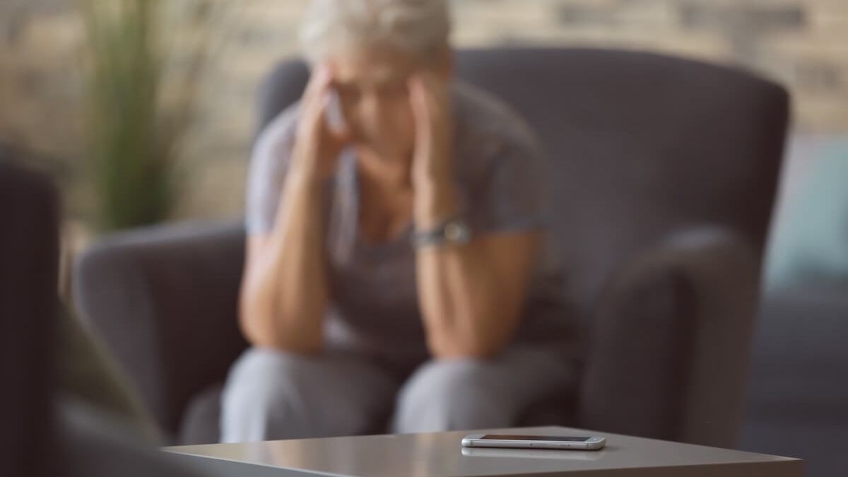 Seniorka oczekująca na telefon