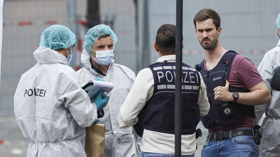Knife attack in Mannheim
epa11381801 View of the crime scene after a knife attack in the city centre in Mannheim, Germany, 31 May 2024. According to the police, a man attacked a well-known critic of Islam in the centre of Mannheim. The attacker was stopped with a shot and a police officer's life is in danger.  EPA/RONALD WITTEK 
Dostawca: PAP/EPA.
RONALD WITTEK
