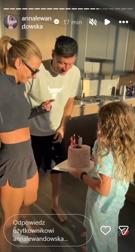Robert Lewandowski i dzieci z niespodzianką dla Anny