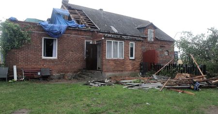 Nawałnice nad Polską. Tysiące interwencji, zniszczone auta. Są ranni