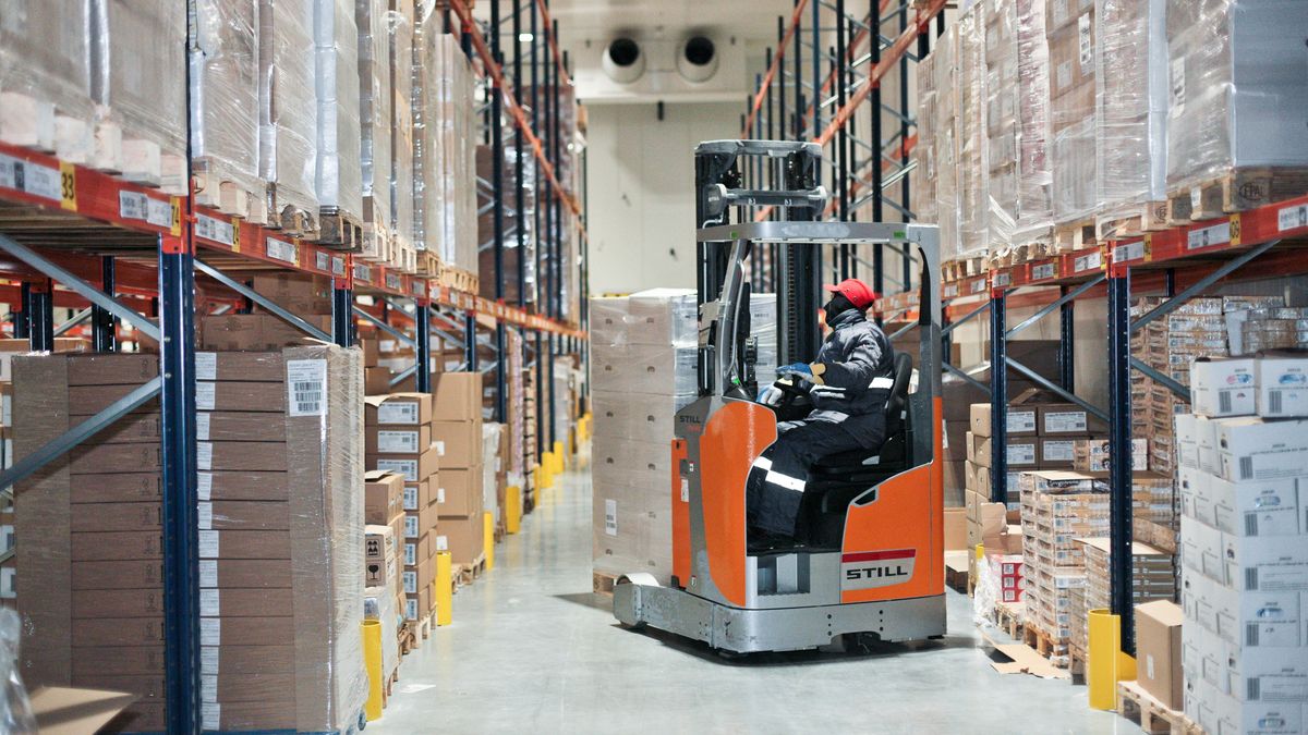 Otwarcie centrum dystrybucyjnego Jeronimo Martins
Lech Muszy�ski
Biedronka, centrum, dystrybucja, dystrybucyjne, hala, handel, Jeronimo Martins, magazyn, otwarcie, pracownik, sie� handlowa, w�zek