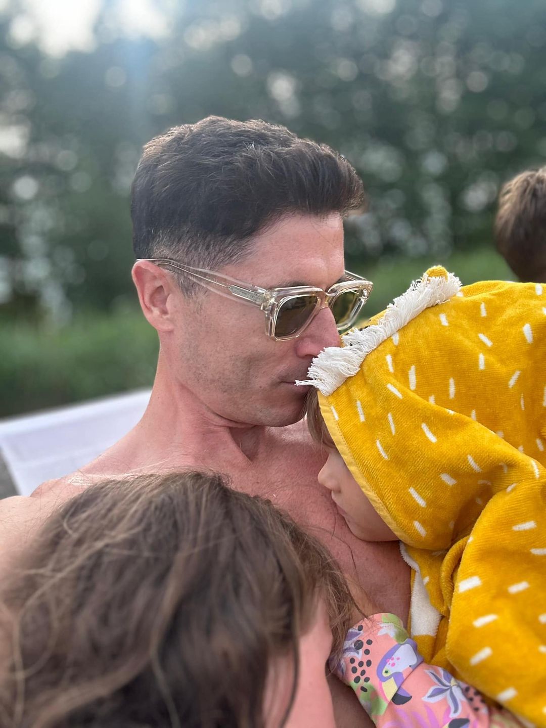 Robert Lewandowski wypoczywa nad jeziorem z córkami