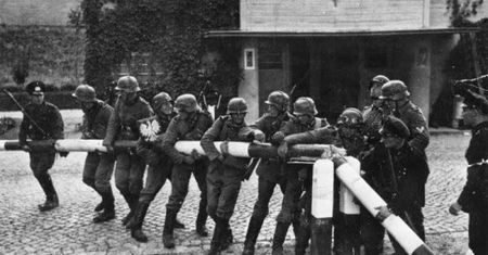 Niemieccy żołnierze, polski szlaban graniczny i mnóstwo kłamstw. Prawdziwa historia symbolicznego zdjęcia