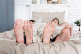 Biali mężczyźni, którzy śpią 9 godzin, mają większe ryzyko udaru. Zaskakujące wyniki badań