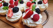 Mini serniczki na zimno z bitą śmietaną i owocami
