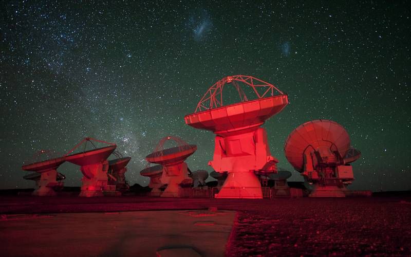Radioteleskopy sieci ALMA. Nad nimi Mały i Wielki Obłok Magellana (Fot. Wikimedia Commons)
