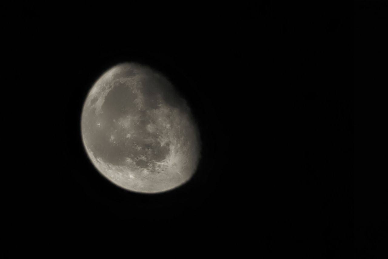 vivo X51. Zdjęcie księżyca