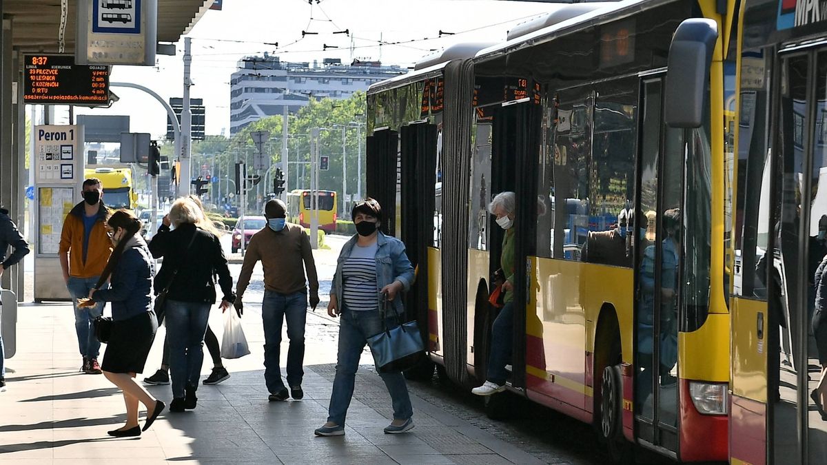 Polacy przestają nosić maseczki. Mandatów płacić nie chcą