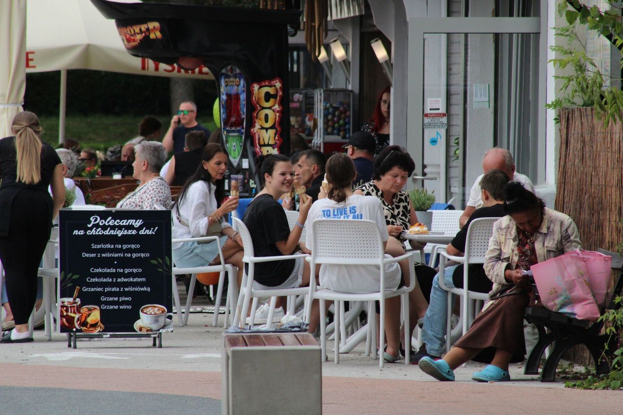 Firmy liczą na wakacyjne zyski, ale inwestycyjny hamulec zaciągnięty