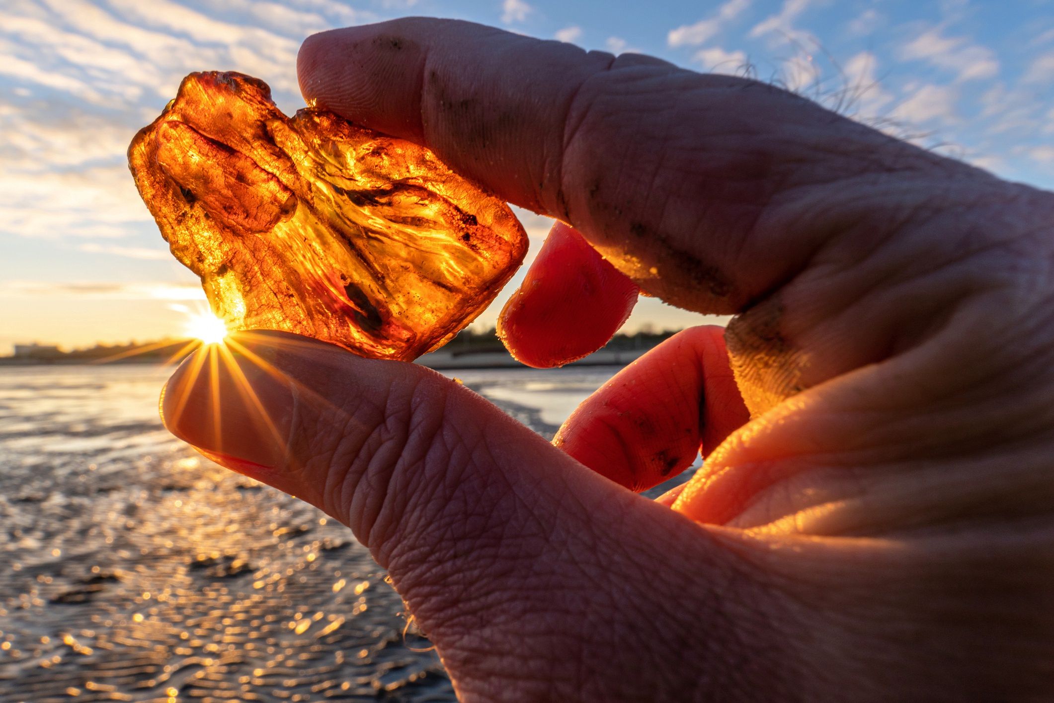 amber
male hand holds recently found amber against the sun
Bjoern Wylezich
amber stone, fossilized resin, resin, natural amber, natural, stone, orange, clear, male, man, backlight, held, consider, view, sunrays, find, specimen, baltic, artifact, raw, sunbeams, delight, hope, moody