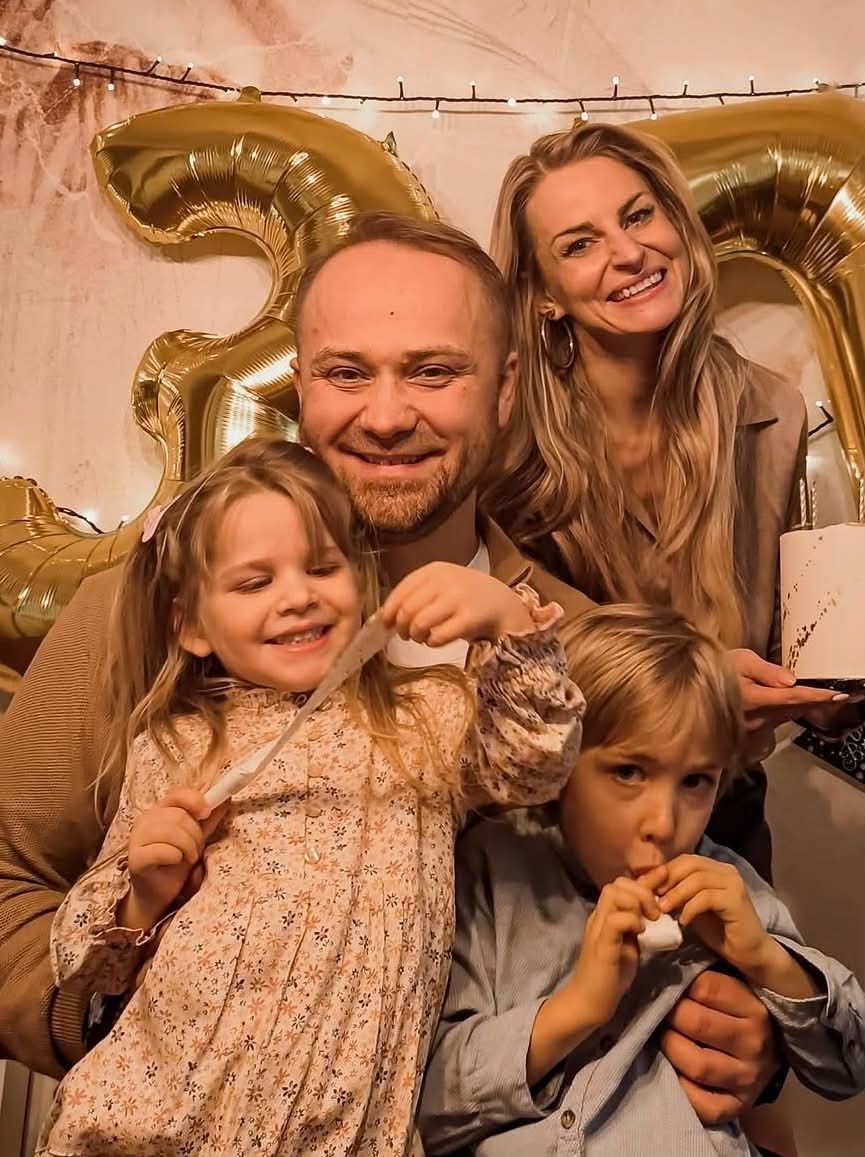 Adrian Szymaniak z żoną i dziećmi
