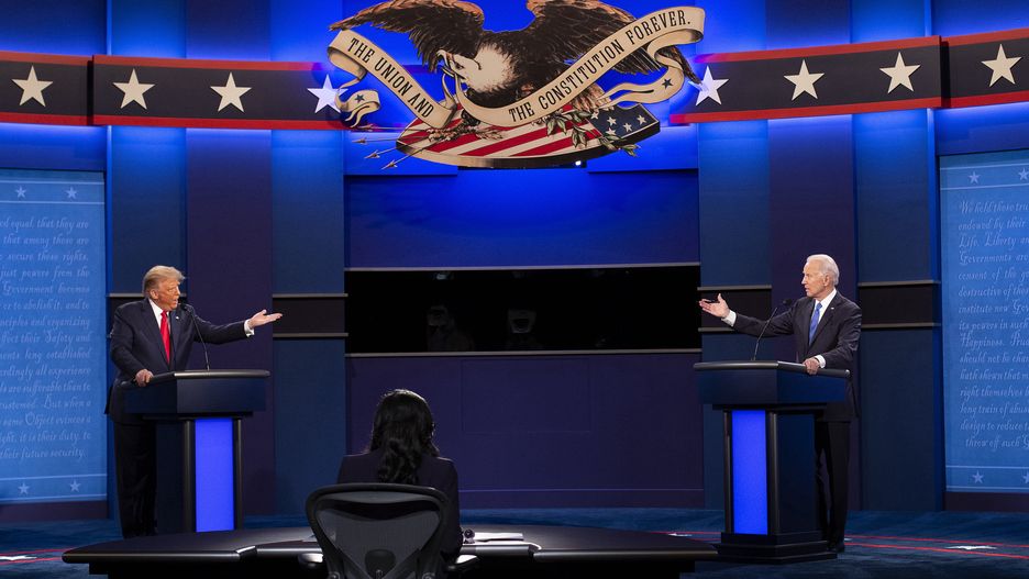 epa08766872 US President Donald J. Trump (L) and Democratic candidate Joe Biden during the presidential debate in the Curb Event Center at Belmont University in Nashville, Tennessee, USA, 22 October 2020. The debate is the final debate between US President Donald J. Trump and Democratic candidate Joe Biden before the US election on 03 November.  EPA/SHAWN THEW 
Dostawca: PAP/EPA.