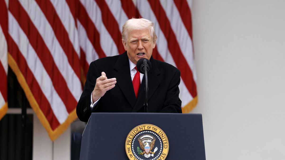 President Trump pardons turkey in the Rose Garden of the White House
epa12548268 US President Donald Trump delivers a speech before pardoning a turkey named Gobble during a ceremony in the Rose Garden at the White House, in Washington, DC, USA, 25 November 2025. The annual White House tradition of pardoning a Thanksgiving turkey dates back to 1989, when President George H.W. Bush pardoned a turkey in the Rose Garden.  EPA/WILL OLIVER / POOL POOL 
Dostawca: PAP/EPA.
WILL OLIVER / POOL
Trump, Thanksgiving