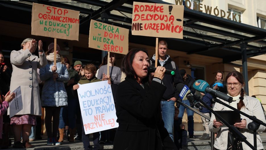 Pikieta przed Urzędem Wojewódzkim przeciwko ograniczeniom edukacji domowej w Rzeszowie