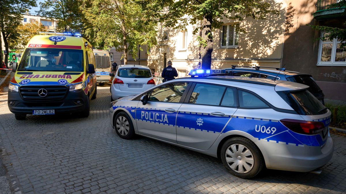 Poznań, 18.10.2023. Miejsce ataku nożownika w rejonie skrzyżowania ulic Łukaszewicza i Karwowskiego na poznańskim Łazarzu, 18 bm. Mężczyzna w podeszłym wieku zaatakował nożem 5-letnie dziecko, przebywające z grupą przedszkolną na wycieczce. (amb) PAP/Jakub Kaczmarczyk