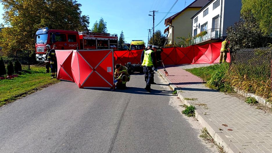 Tragiczny wypadek z udziałem motocyklisty i maszyny rolniczej. 