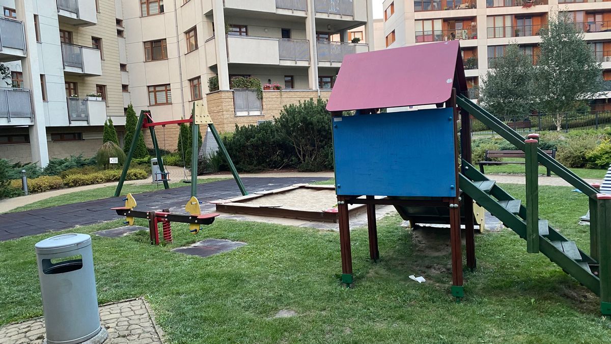 Plac zabaw na którym bawiły się dzieci.