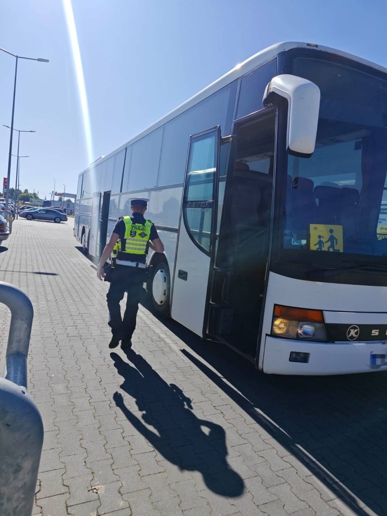 Bezpieczne wakacje: Gnieźnieńscy policjanci kontrolują autokary wiozące dzieci